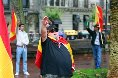 Algunos de los asistentes a la concentración de la Falange, Nudo Patriota Español y la Vieja Escuela en Bilbao toman la plaza de Jardines de Albia