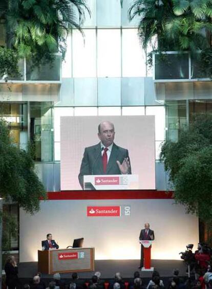 Emilio Botín interviene en la presentación de resultados.