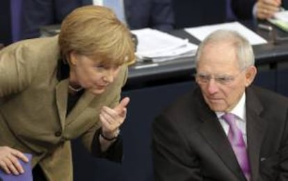 La canciller alemana, Angela Merkel (izq), habla con el ministro de Finanzas, Wolfgang Schäuble (der). EFE/Archivo
