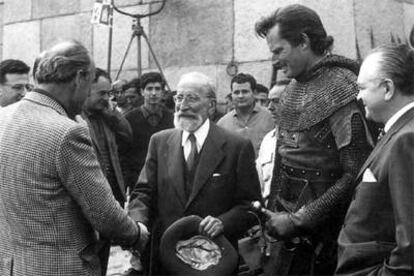 Ramón Menéndez Pidal, en el rodaje de &#39;El Cid&#39;, saluda al director Anthony Mann, mientras Charlton Heston observa.