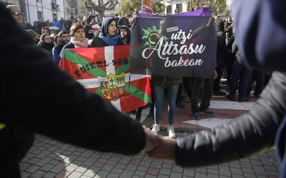 A escasos 50 metros y separados por un cordón policial, unas mil personas protestaban contra el acto de España Ciuadadana, a los asistentes los han recibido con gritos y silbidos. En la imagen, una bandera con el lema 'Dejad en paz a Alsasua'.