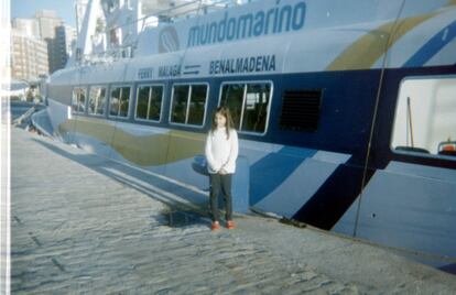 "Me gusta mucho el agua y los barcos, como este, que es el que va todos los días a Melilla. ¡Si me pongo más cerca me caigo al agua".