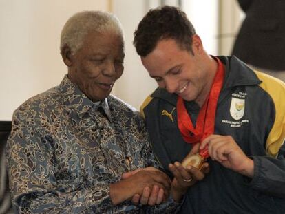 Pistorius muestra a Mandela las medallas de oro que logr&oacute; en los Paral&iacute;mpicos de Pek&iacute;n, en 2008. 