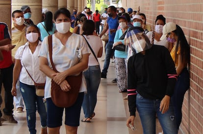 Fotografía fechada el 18 de junio de 2020, en Barranquilla (Colombia), una ciudad que con su vecina Cartagena suman los más altos índices de contagios y muertes por covid-19 y donde se está celebrando el encuentro anual del Banco Interamericano de Desarrollo.