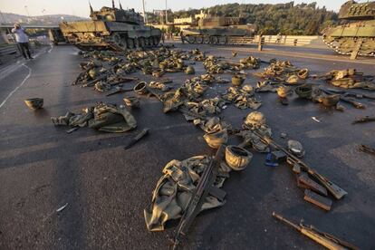 Cascos, chalecos y armas pertenecientes a los soldados implicados en el golpe de Estado abandonados en el puente del Bósforo en Estambul (Turquía).