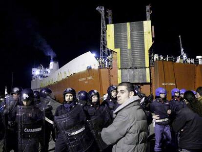 Barco cargado de basura procedente de Nápoles, en el puerto de Cagliari (Cerdeña)