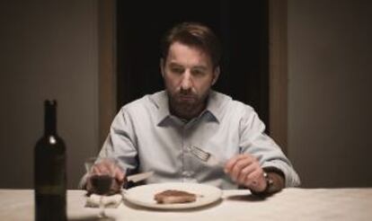 Antonio de la Torre enjoys a tasty meal in Manuel Martín Cuenca's movie Cannibal.