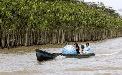 Paraenses chegam de barco em Belém para votar no segundo turno.