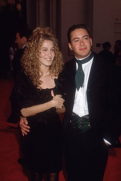 En 1989 Sarah Jessica Parker y Robert Downey, Jr. eran novios. Y parece que en aquel entonces Parker no le preocupaba mucho el estilo de su pareja. Downey, Jr. fue uno de los peor vestidos en aquella gala. La corbata con la faja verde no fue ningún acierto. 