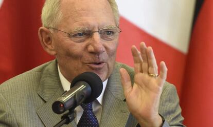 El ministro alem&aacute;n de Finanzas, Wolfgang Sch&auml;uble da una rueda de prensa con el ministro franc&eacute;s de Finanzas, Michel Sapin (fuera de la imagen) el 6 de julio. 