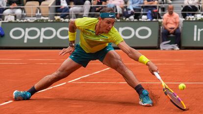 Nadal devuelve una bola a Casper Ruud, durante la final de Roland Garros.