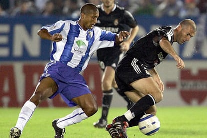 Zidane se lleva el balón ante Romero.