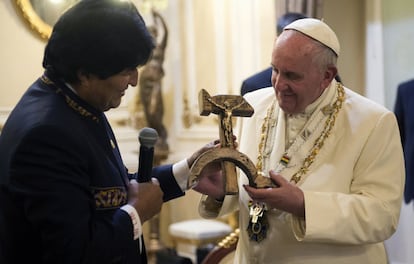 El presidente de Bolivia, Evo Morales, entrega al papa Franciasco un crucifijo tallado en madera con los s&iacute;mbolos de la hoz y el martillo durante su estancia en La Paz, Bolivia. 