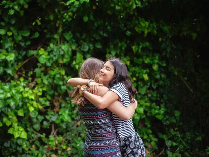 Dos amigas se abrazan en A Coruña en una imagen de archivo de 2016.
