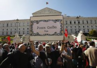 Manifestantes piden la dimis&oacute;n del primer ministro portugu&eacute;s Passos Coelho.