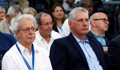 El presidente cubano Miguel Diaz-Canel (derecha) asiste a la inauguración de la 28° Feria Internacional del Libro de La Habana.