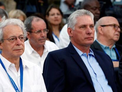 El presidente cubano Miguel Diaz-Canel (derecha) asiste a la inauguración de la 28° Feria Internacional del Libro de La Habana.