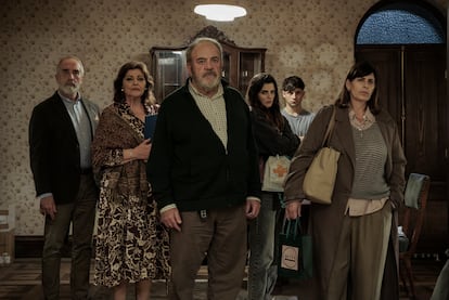 Los actores Tito Valverde, Clara Lago, Gonzalo de Castro, Neus Sanz, Cristian Checa y Charo Reina en el rodaje de 'Votemos'.
