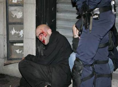 Un manifestante contrario a Nicolas Sarkozy es detenido por la policía en los disturbios del martes en París.