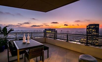 Otra de las terrazas del apartamento, con privilegiadas vistas de Los Ángeles.