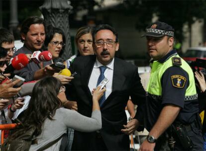 El sastre José Tomás, a su llegada al Tribunal Superior de Justicia valenciano para declarar en el <i>caso Gürtel</i>.