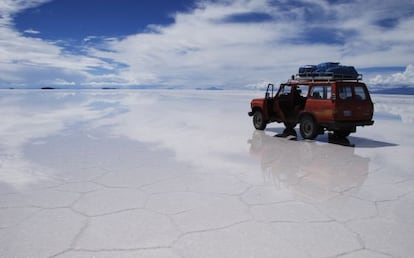 Un todoterreno sobre la superficie del salar de Uyuni, en Bolivia.