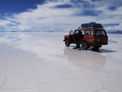 Un todoterreno sobre la superficie del salar de Uyuni, en Bolivia. 