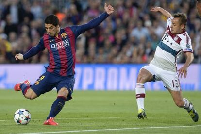 Luis Suárez remata frente a Rafinha.