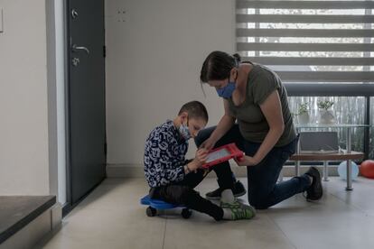 Patricio toca la pantalla de su tableta electrónica con ayuda de su mamá para resolver las sumas y restas que le han puesto de tarea. Hasta 2019, la familia De Loza Velázquez vivía en Michigan (Estados Unidos), pero las bajas temperaturas mermaban la salud de Patricio. Por esta razón, sus padres decidieron regresar a México hace año y medio. Fijaron su lugar de residencia después de que Patricio fuese aceptado en uno de los pocos centros escolares públicos en el país para niños con discapacidad, el Centro de Atención Múltiple (CAM), situado en el municipio de Metepec.