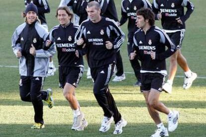 Guti, Salgado, Zidane y Raúl, durante el entrenamiento de ayer en Las Rozas.