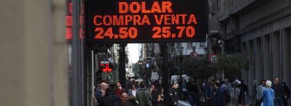 El peso argentino (en la foto, una casa de cambio en Buenos Aires) ha llegado a perder un 20% de su valor frente al dólar durante el mes de mayo.