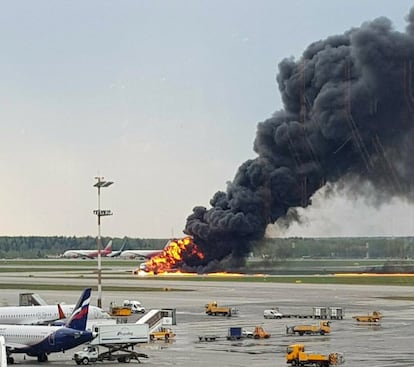 De momento se desconoce el problema que obligó a los pilotos del Superjet-100, un avión de fabricación rusa, a regresar a Sheremétievo. En la imagen, el avión de Aeroflot envuelto en llamas.