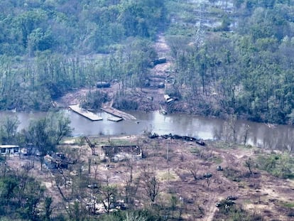 Vehículos acorazados rusos dañados o destruidos en las orillas del río Siverskyi Donets, en una fotografía publicada el pasado jueves. Fuerzas Armadas de Ucrania.