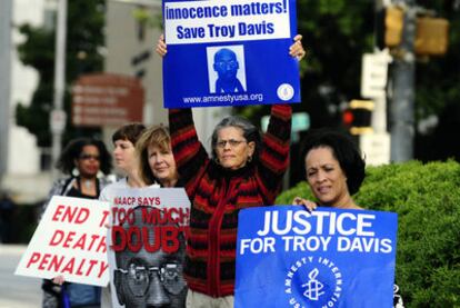 Activistas reclaman el perdón para Troy Davis.