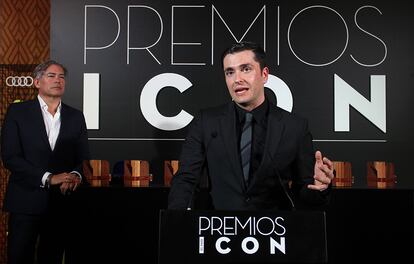 David Alandete, director adjunto de EL PAÍS, se dirige a los asistentes a los Premios ICON, en presencia del escritor, Boris Izaguirre.