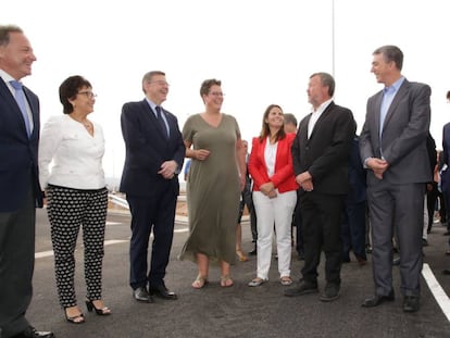 El presidente de la Generalitat, Ximo Puig, tercero por la izquierda, ayer, durante su visita a Parc de Sagunt.