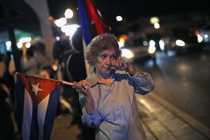 Exilada cubana anticastrista chora depois do anúncio em Miami.