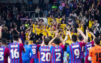 Los jugadores del Barça saludan a la afición en un partido de esta temporada.