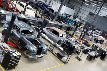 Taller de transformación de coches de combustión en eléctricos, en Towcester (Reino Unido).