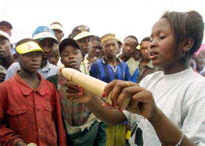 Una educadora muestra el uso del preservativo en Nairobi (Kenia).