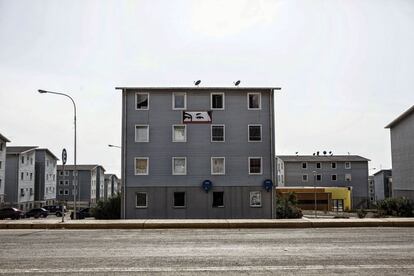 Un edifico de La Guaia, a 40 km de Venezuela, ocupado por militares y policías. El gobernador local entregó los apartamentos en una ceremonia televisada. Los ojos de Chávez presiden la fachada.