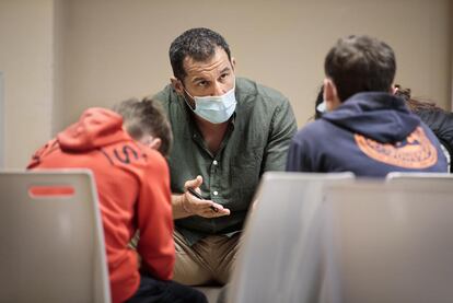 Sébastien Boueilh, fundador de 'Coloso con Pies de Barro' contra el abuso infantil en el deporte, charla con unos jóvenes.