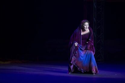 Es Lisístrata, el personaje, protagonizado por la cantaora Estrella Morente en la obra 'La Guerra de las mujeres', representado en el Teatro de la Maestranza.