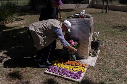  Monumento en homenaje a 70 niños  menores de 10 años muertos en el campo de concentración de la playa de Argeles-sur Mer, en el cementerio de los españoles de esta localidad. 