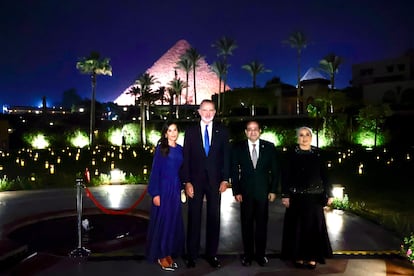 El rey Felipe VI y el presidente de Egipto Abdelfatá Al Sisi, acompañados de la reina Letizia y la primera dama de Egipto Entissar Amer, en Egipto.