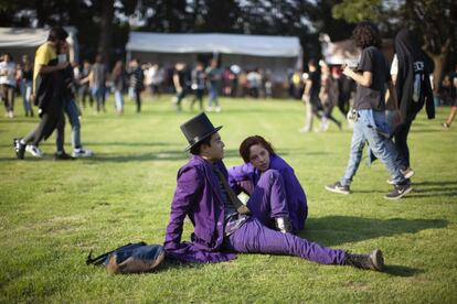 Dos asistentes al festival descansan en el recinto donde se pueden escuchar los conciertos.