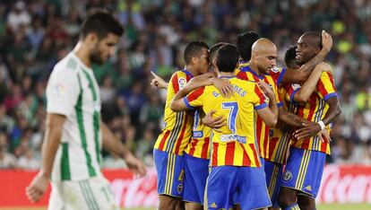 Los jugadores del Valencia celebran un gol.