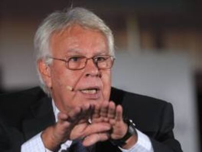 Felipe González acusa al Gobierno de estar "ahogando la economía española"