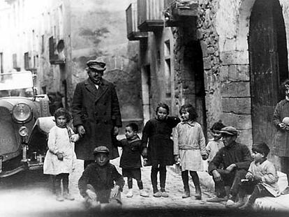 Albert Einstein rodeado de niños en un rincón de Barcelona, en febrero de 1923.
