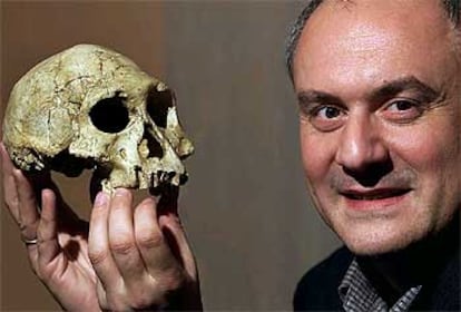 David Lordkipanidze, en Barcelona, con una reproducción del tercer cráneo de homínido hallado en Dmanisi.